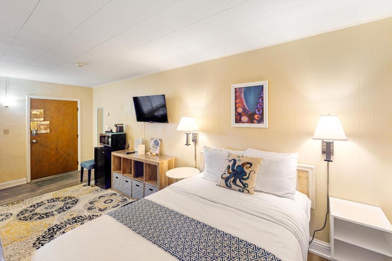 Lamplighter Inn - Tropical Fish Cove And Octopus Encounter 班登 外观 照片